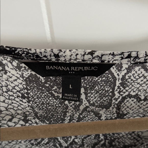 Banana Republic Black and White Snake Print Blouse - Picture 2 of 4